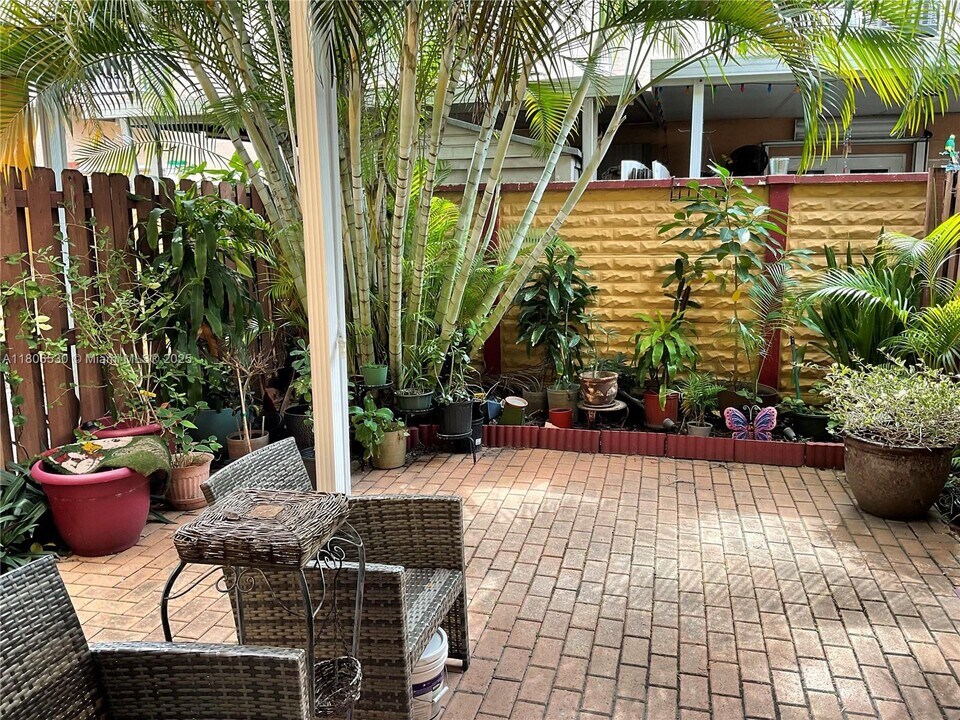 7701 W 36th Ave in Hialeah Gardens, FL - Building Photo