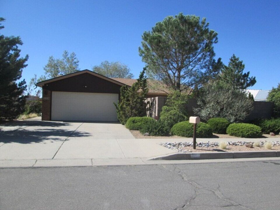 1111 Hupmobile Ct NE in Albuquerque, NM - Building Photo
