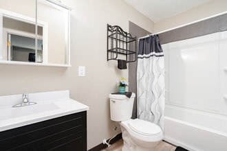 Brentwood Estates - Furnished & Unfurnished Apartments in Cedar Falls, IA - Foto de edificio - Interior Photo