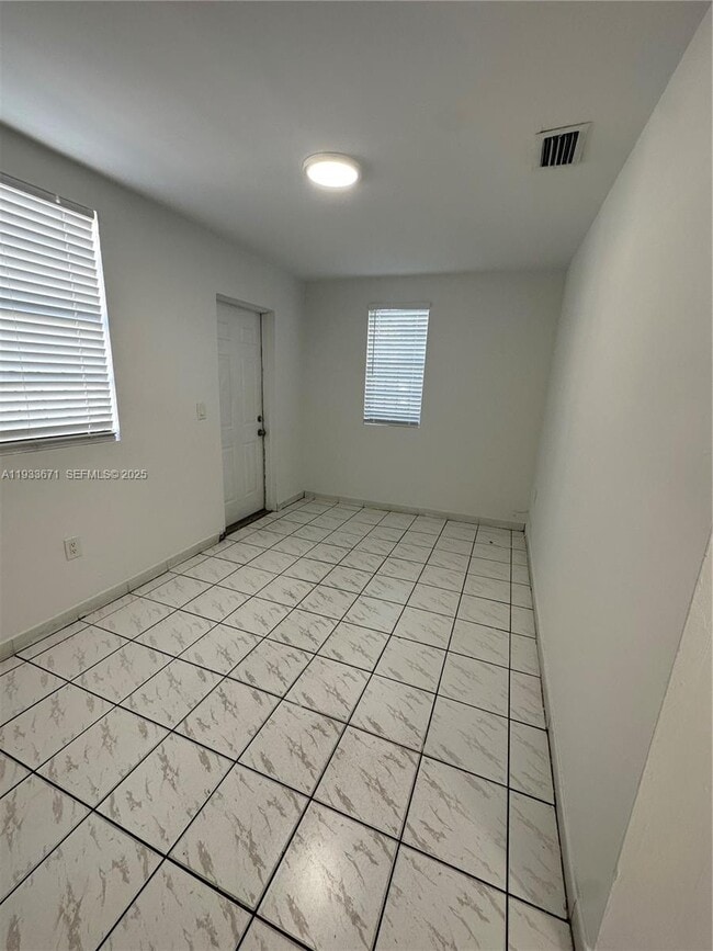 2420 NW 31st St in Miami, FL - Building Photo - Building Photo