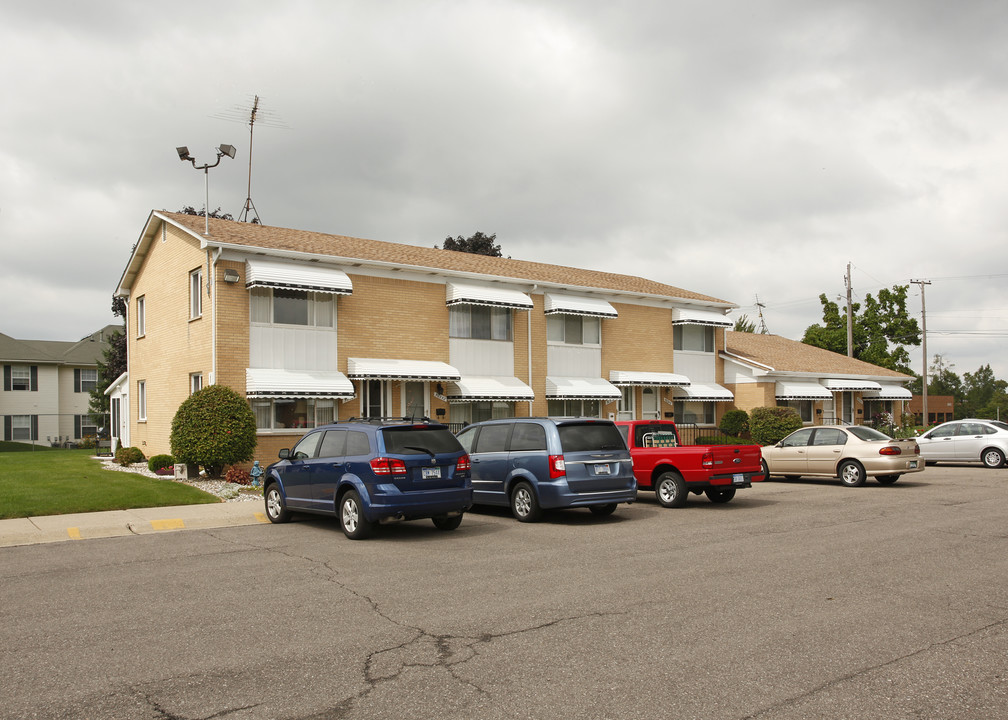 Helfer Leisure Co-Op Apts/Condos in Wixom, MI - Foto de edificio