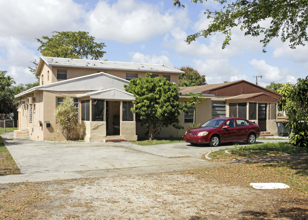 13222 NE 11th Pl in Miami, FL - Foto de edificio