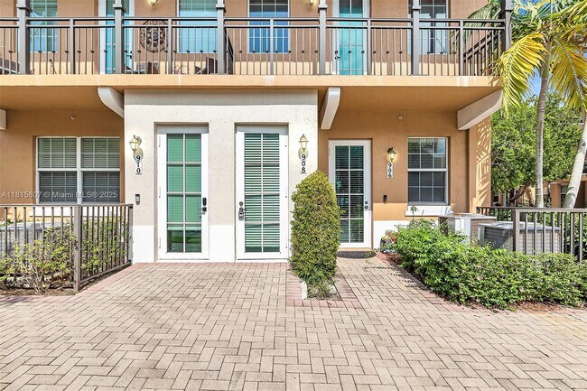 908 SW 147th Ave in Pembroke Pines, FL - Foto de edificio - Building Photo