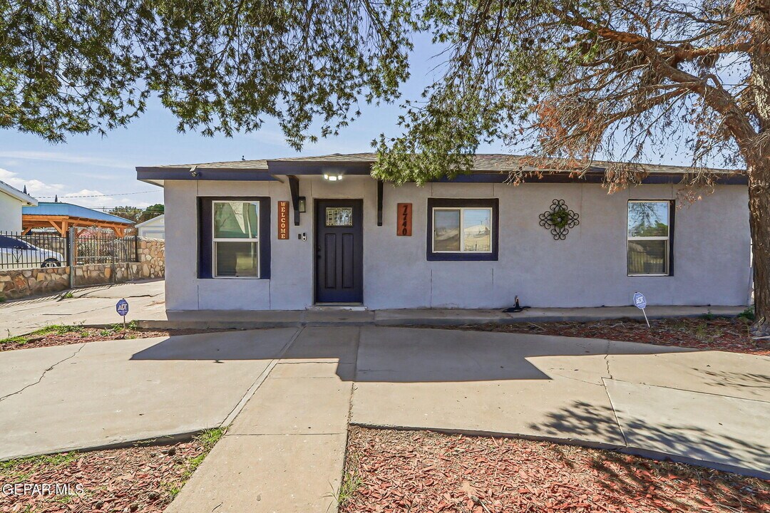 7740 Phoenix Ave in El Paso, TX - Building Photo