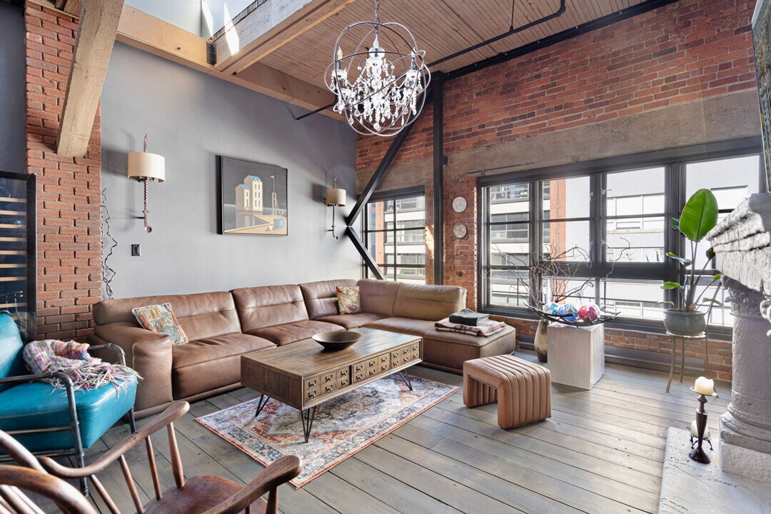 1066 Hamilton St in Vancouver, BC - Building Photo