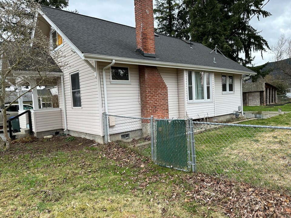 621 Nelson St in Sedro Woolley, WA - Foto de edificio