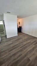 11750 SW 212th St in Miami, FL - Foto de edificio - Building Photo