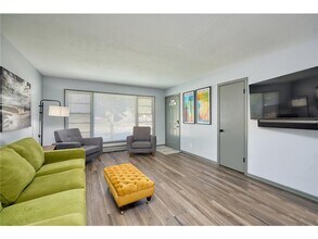 1284 Snelling Ave N in St. Paul, MN - Building Photo - Building Photo