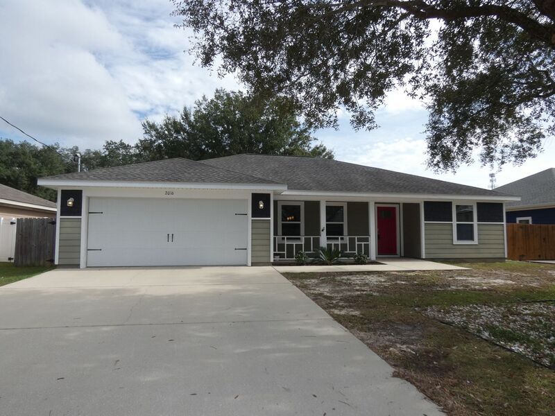2016 Salamanca St in Navarre, FL - Building Photo