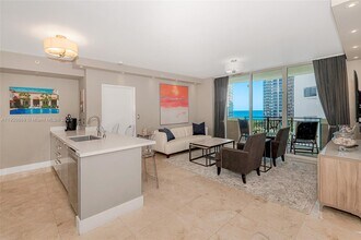 17555 Atlantic Blvd, Unit 1005 in Sunny Isles Beach, FL - Foto de edificio - Building Photo