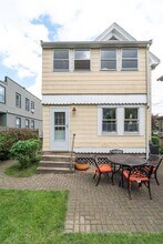 11 Hinckley St, Unit 1 in Somerville, MA - Foto de edificio - Building Photo