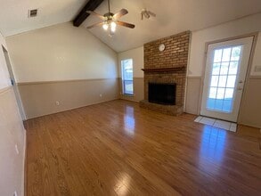 1924 Willow Vale Dr in Fort Worth, TX - Foto de edificio - Building Photo