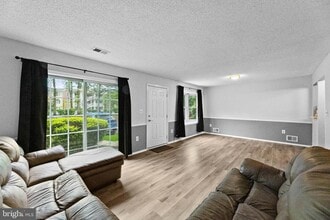 66 Cheverny Ct in Hamilton Township, NJ - Foto de edificio - Building Photo