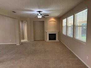 4142 W Clinton Ct in Visalia, CA - Building Photo - Building Photo