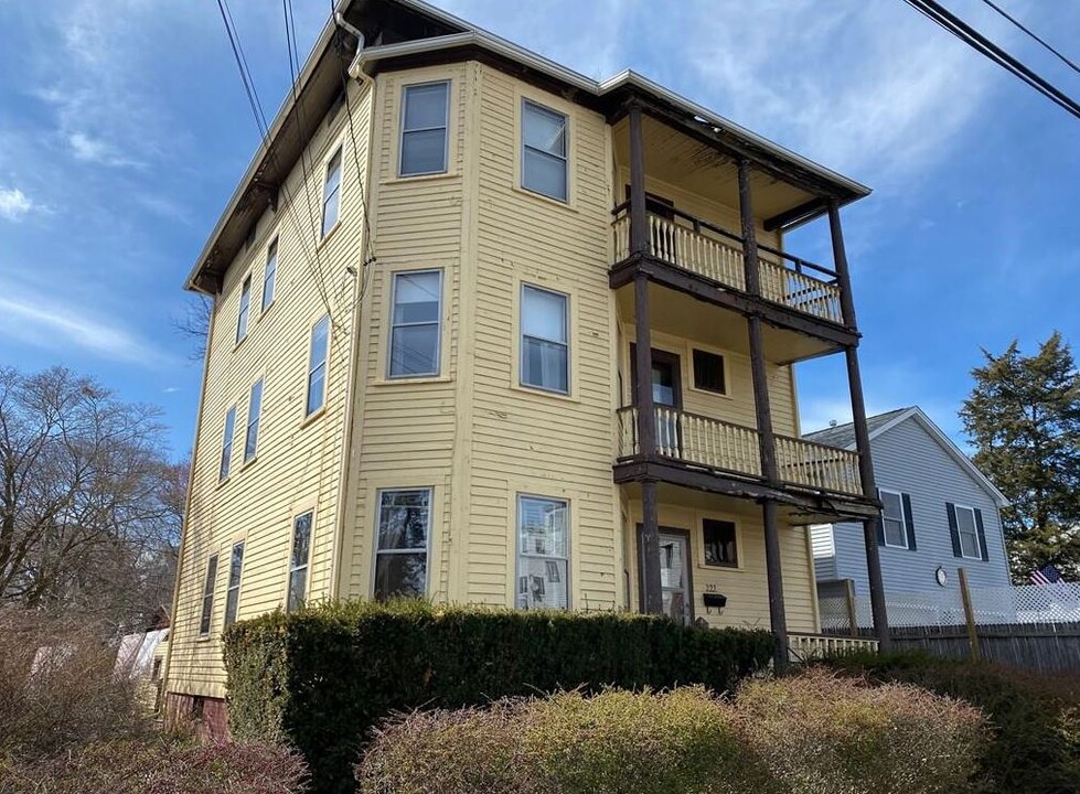 222 Bond St in New Britain, CT - Building Photo