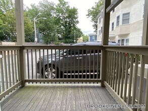 52 Kent St, Unit 1A in Brookline, MA - Foto de edificio - Building Photo