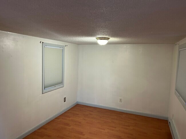231 Russells Mills Rd in Dartmouth, MA - Foto de edificio - Building Photo