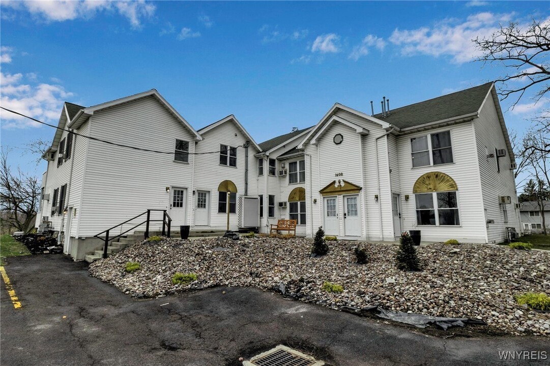 1608 Sweet Home Rd in Buffalo, NY - Foto de edificio