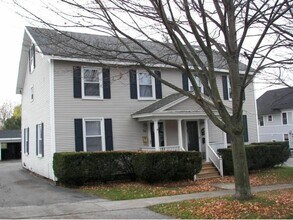 54 Bank St, Unit #1 in St. Albans, VT - Foto de edificio - Building Photo