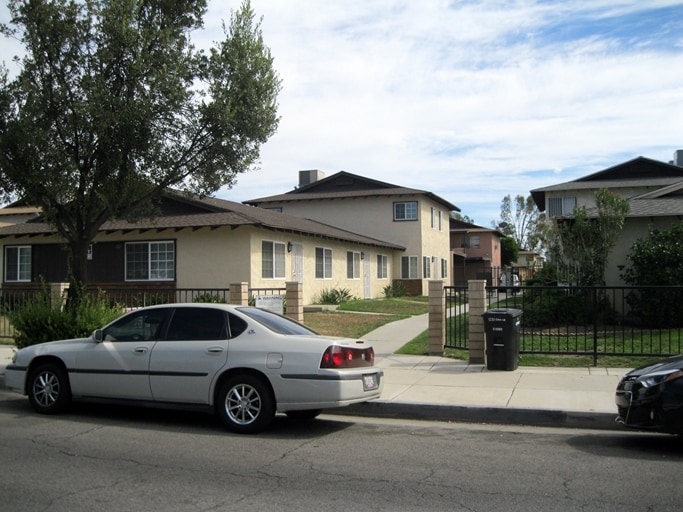 1215 W Oakland Ave in Hemet, CA - Foto de edificio