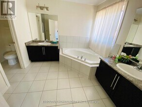 17 Kempsford Cres in Brampton, ON - Building Photo - Building Photo