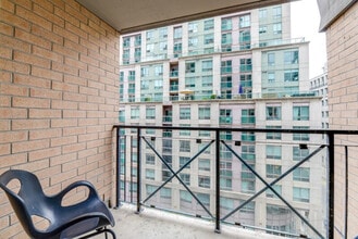 160 Simcoe St in Toronto, ON - Building Photo - Building Photo