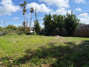 2208 N Lockwood Ridge Rd in Sarasota, FL - Building Photo - Building Photo