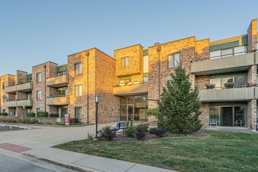 1919 Prairie Square in Schaumburg, IL - Building Photo