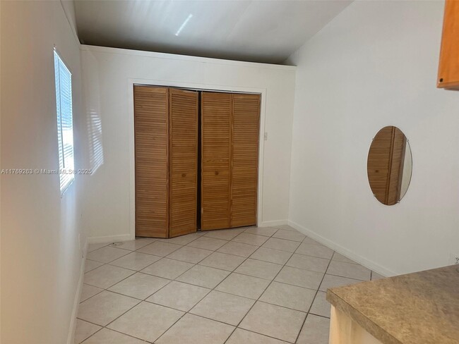 260 W 56th St in Hialeah, FL - Building Photo - Building Photo