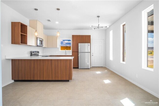 27 N Onyx Ave in Edinburg, TX - Building Photo - Building Photo