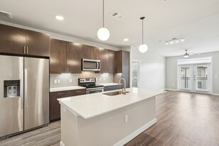 Tradehouse at Bulverde Marketplace in San Antonio, TX - Building Photo