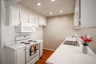 110 Peppertree Apartments in Cypress, CA - Foto de edificio - Interior Photo