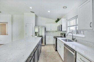 657 MacKenzie Cir in St. Augustine, FL - Foto de edificio - Building Photo