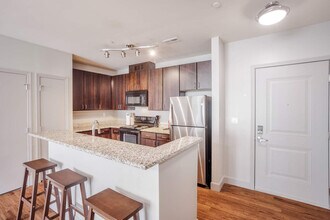 121 E Freedom Way in Cincinnati, OH - Foto de edificio - Building Photo