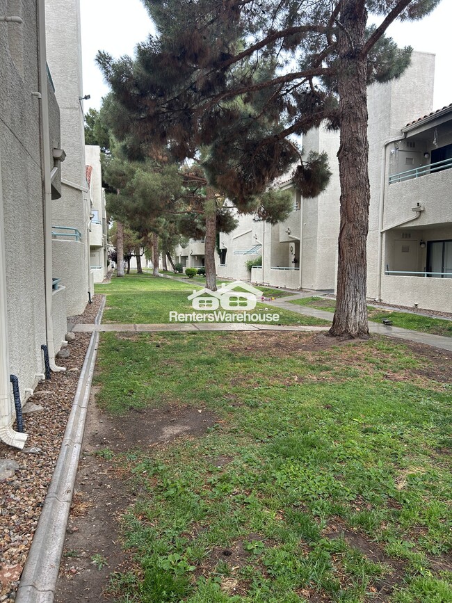 970 N Sloan Ln in Las Vegas, NV - Building Photo - Building Photo