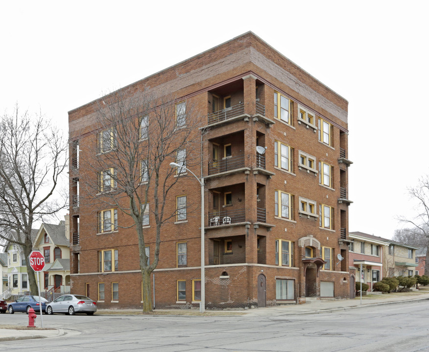 2534-2536 W Wells St in Milwaukee, WI - Building Photo