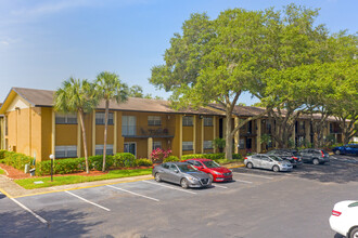 Oak Manor Apartment Homes in Tampa, FL - Foto de edificio - Building Photo