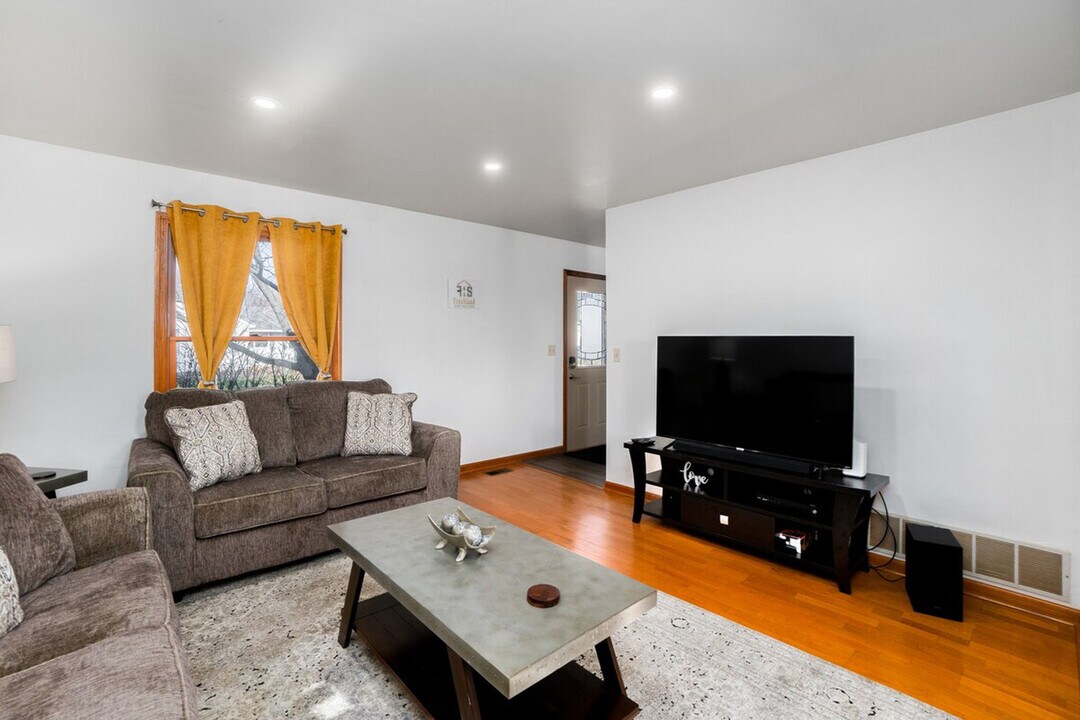 1420 Auburn Ave in Naperville, IL - Building Photo