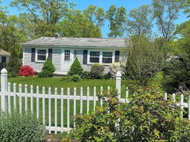 8 Churchill Dr in Falmouth, MA - Building Photo