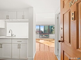 127 Greyrock Pl in Stamford, CT - Building Photo