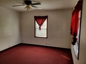 212 Brown St W in Comfrey, MN - Foto de edificio - Building Photo