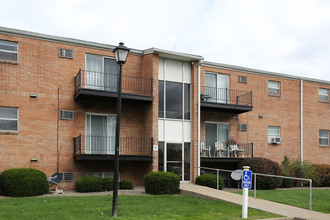 Fox Run Apartments in Austintown, OH - Foto de edificio - Building Photo