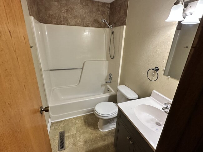 1506 Terrace Dr in Minot, ND - Building Photo - Building Photo