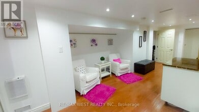 1002 Warden Ave. in Toronto, ON - Building Photo - Building Photo