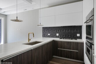2449 W Haddon Ave in Chicago, IL - Building Photo - Building Photo