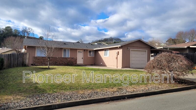 535 Corona Loop Rd in Roseburg, OR - Building Photo