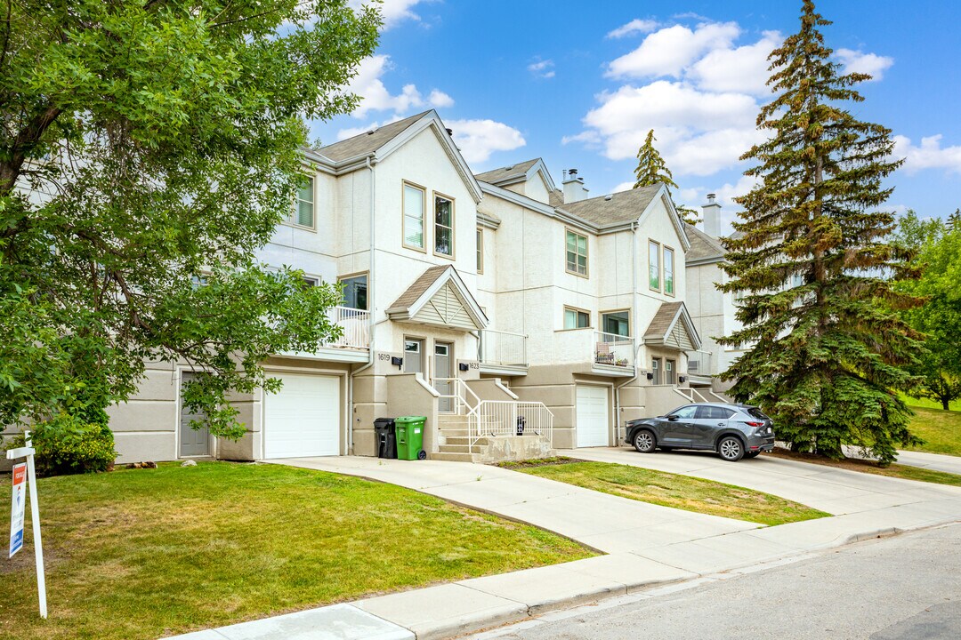 1633 16 Av SW in Calgary, AB - Building Photo
