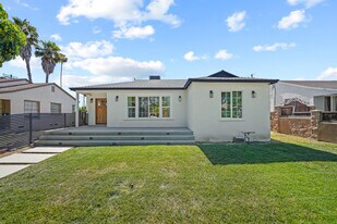 6501 Hesperia Ave in Reseda, CA - Building Photo