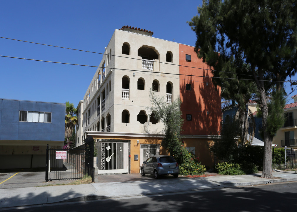 6815 Baird Ave in Reseda, CA - Building Photo