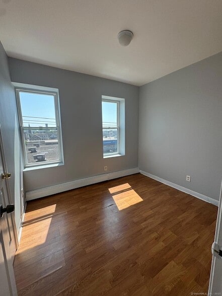 1057 E Main St, Unit 11 in Bridgeport, CT - Building Photo - Building Photo